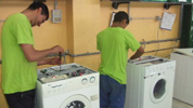 Trabajadores de una de las entidades de AERESS (Asoc.Española de Recuperadores de Economía 
			Social y Solidaria) arreglan unas lavadoras para darles un segundo uso.