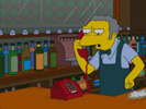Moe recibe una llamada telefónica.