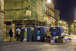 Contenedores de basura en una calle.