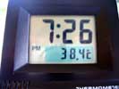 Reloj despertador con termómetro.