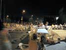 Cena de fiestas en la calle.