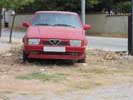 Coche abandonado en la calle.