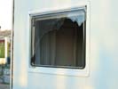 Crstal roto en una caravana.