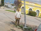 Heriberto junto la farola torcida.