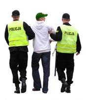 Policía con un ladrón detenido.