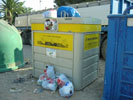 Basura alrededor de los contenedores.