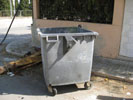 Contenedor de basura sin tapa.