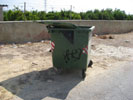 Conteneor de basura con la tapa rota.