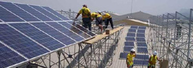 Montaje de un parque fotovoltaico.