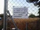 Cartel en una valla.