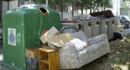 Basura rodeando los contenedores.
