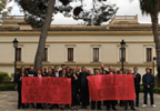 Manifestación a la puerta del Ayhuntamiento de Moncada.