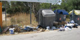 Basura en una calle de Masías.