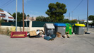 Basura por las calles de Moncada.