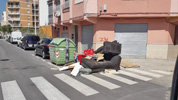 Basura en la calle en el Grau de Gandia.