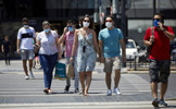 Gente andando con mascarilla.