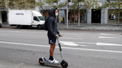 Joven en un patinete.