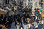 Una multitud pasea por Sol (Madrid).