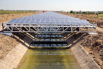 Paneles fotovoltaicos sobre un canal.