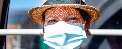 Chica con mascarilla al sol.