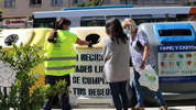 Ecopatrulla asesora al vecindario sobre el reciclaje.