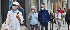 Gente paseando con mascarilla.