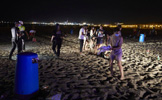 Botellón en la playa.