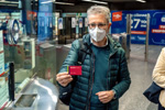 Un pasajero muestra la nueva tarjeta.