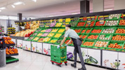 Zona de alimentos frescos en un supermercado.