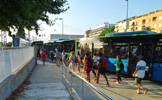 Los usuarios suben a los autobuses sustitutorios.