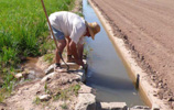 Agricultor regando.