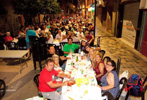 Cena en la calle en fiestas.