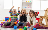 >Niños jugando.